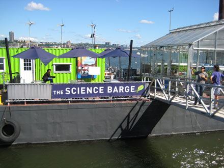 science barge op de hudson river, nyc
